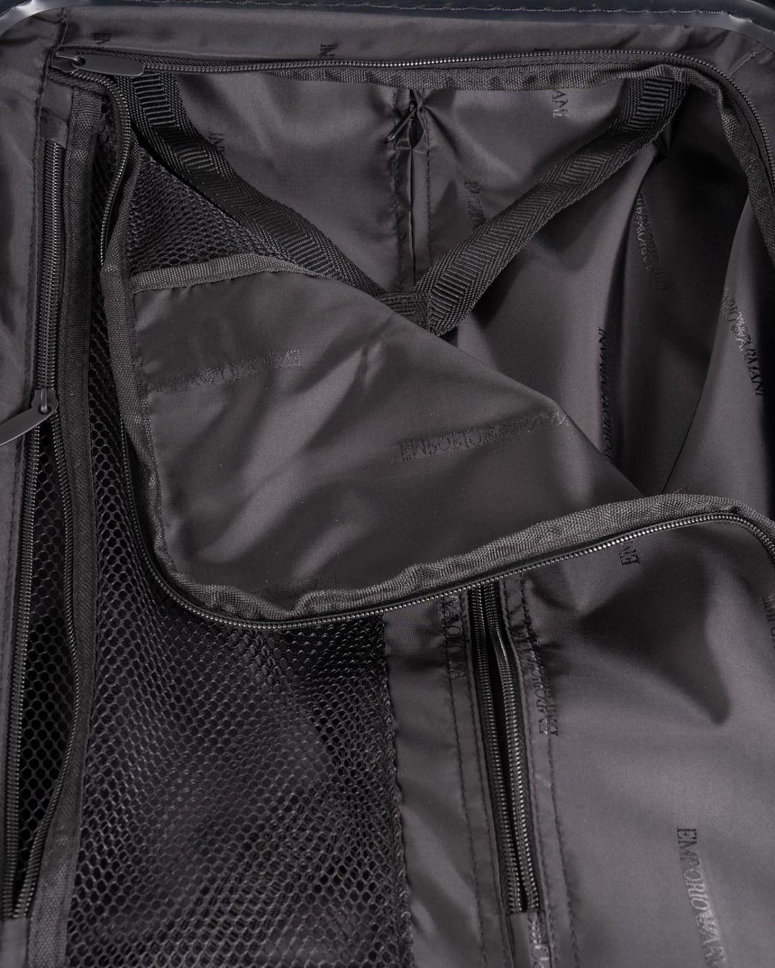 shop EMPORIO ARMANI  Trolley: Emporio Armani trolley cabina in ABS.
Chiusura TSA.
Maniglia telescopica.
Tasca esterna con porta pc.
Placchetta aquila.
Maniglia superiore.
Quattro ruote.
Scomparti con organizzazione interna.
Dimensioni: 36 x 55,5 x 23 cm.
Composizione: 100% acrilonitrile butadiene stirene; tessuto: 100% poliestere; spalmatura esterna: 100% poliuretano; fodera: 100% poliestere.
Made in China.. Y4Q367 Y138E-81072 number 6865042